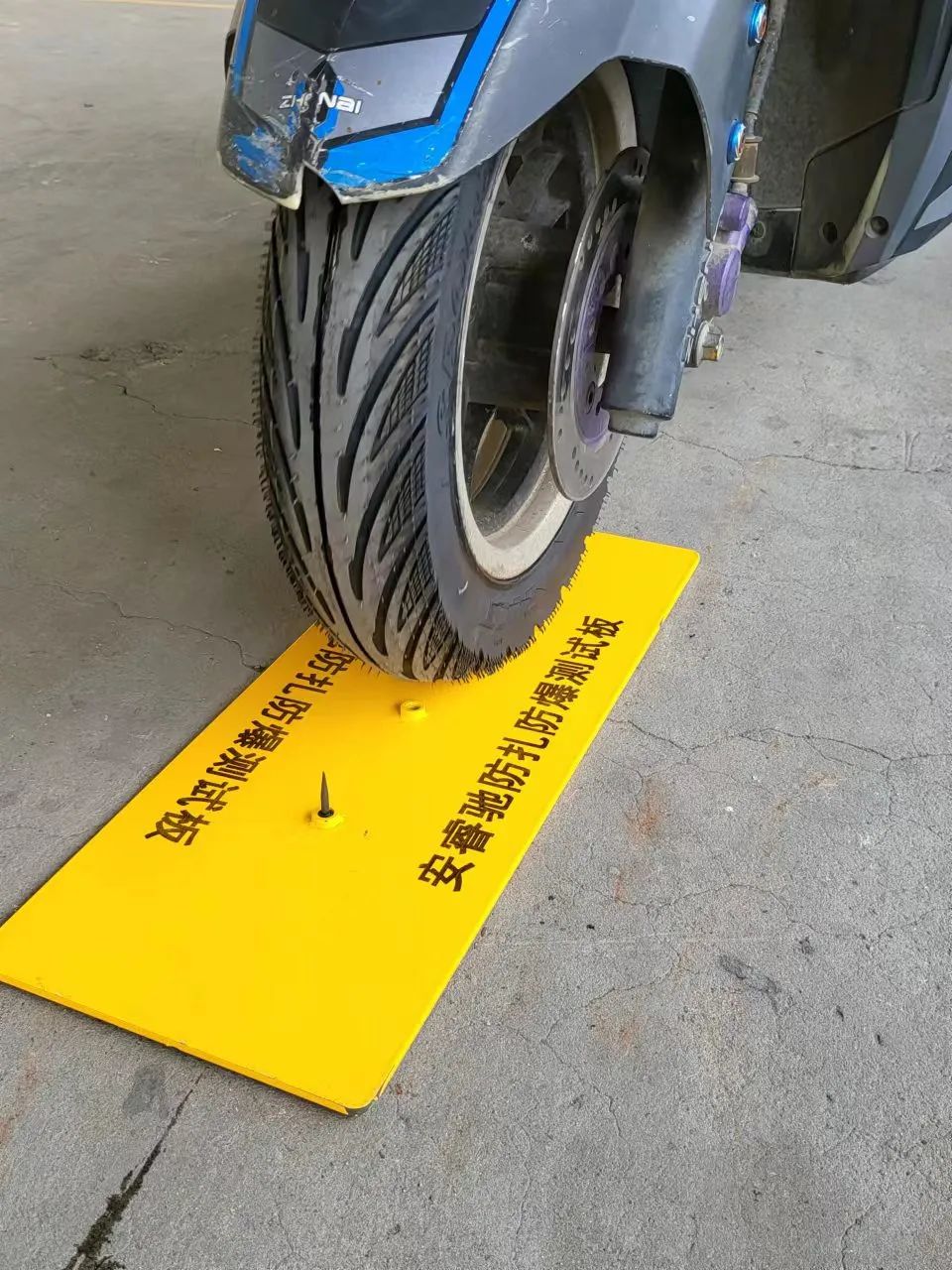 7043fb2997325b9ef9cd72e7b106889.jpg ZETA tire,puncture-resistant tires , puncture-resistant and explosion-proof tires , self-repairing tires , safety tires